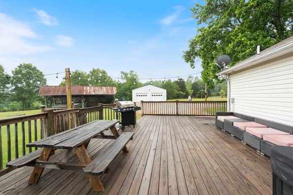 Farm Stay in Dickson - Scenic Deck & Dog Friendly - Image 4